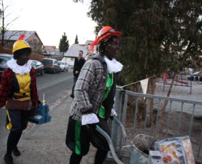 Sinterklaas in gezelschap van bouwpieten